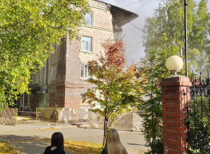 От подписчика:

Разборка дома ?...