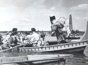 История в фото
Массовое гулян?...