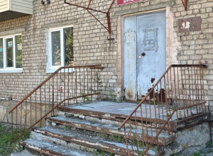 Смотришь на вход в библиотеку ...
