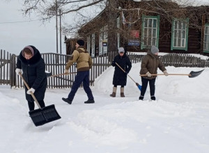❄️🧹Сотрудники школы №21 п. Е?...