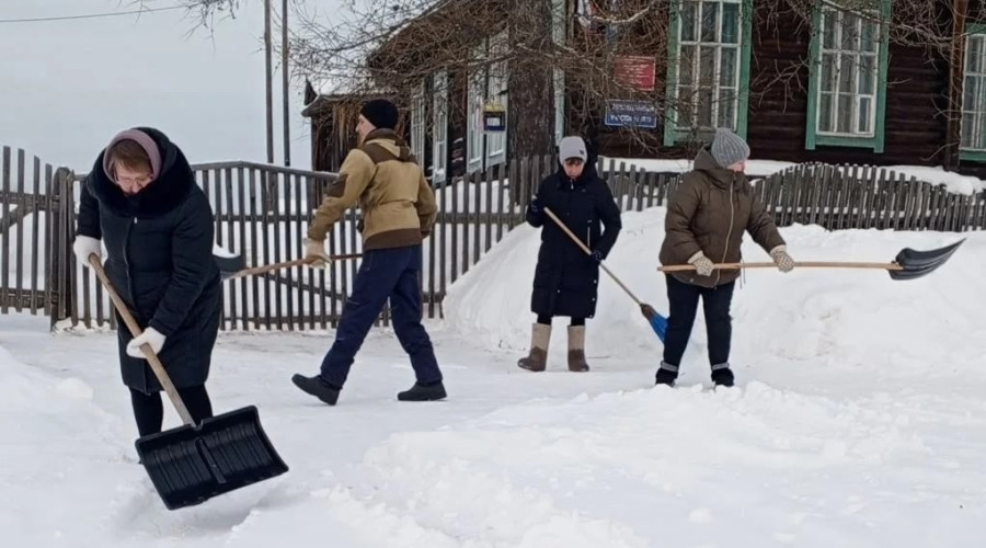 ❄️🧹Сотрудники школы №21 п. Е?...