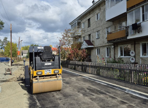 Продолжаются работы по асфаль...