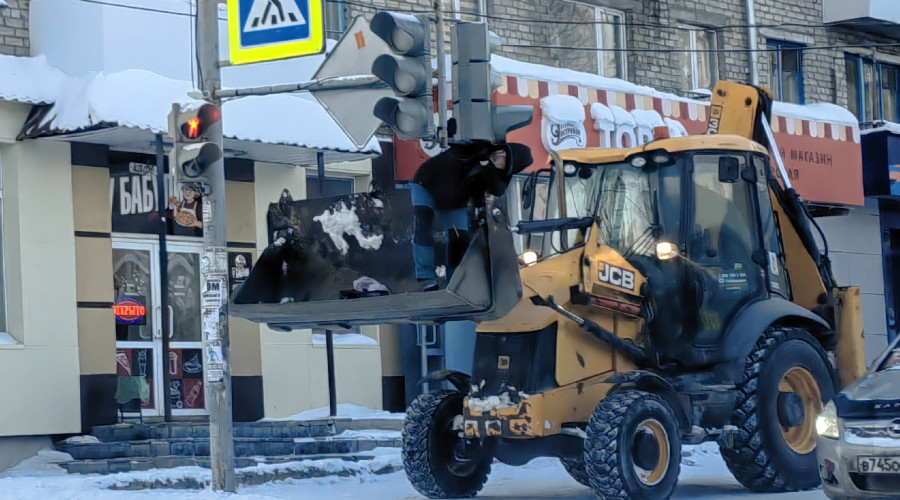 Ага, вот кто лампочки ворует ???...