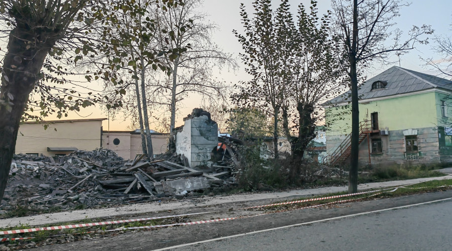 В посёлке Энергетиков, вслед з...