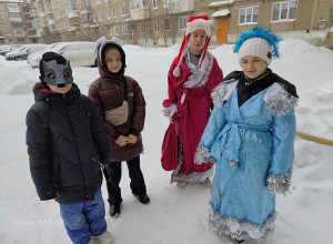 Волонтеры поздравили жителей ...