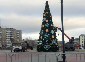 Елочка уже нарядная🎄
Снега т?...