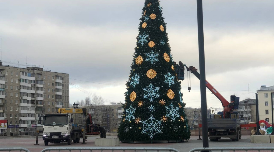 Елочка уже нарядная🎄
Снега т?...