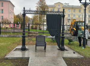В театральном сквере Дворца к?...