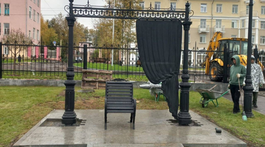 В театральном сквере Дворца к?...