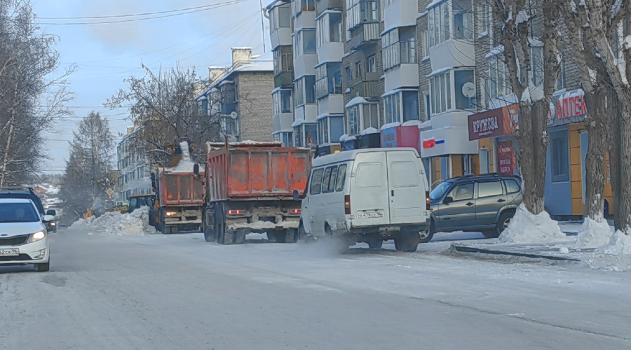 С каких улиц ещё снег не убира?...